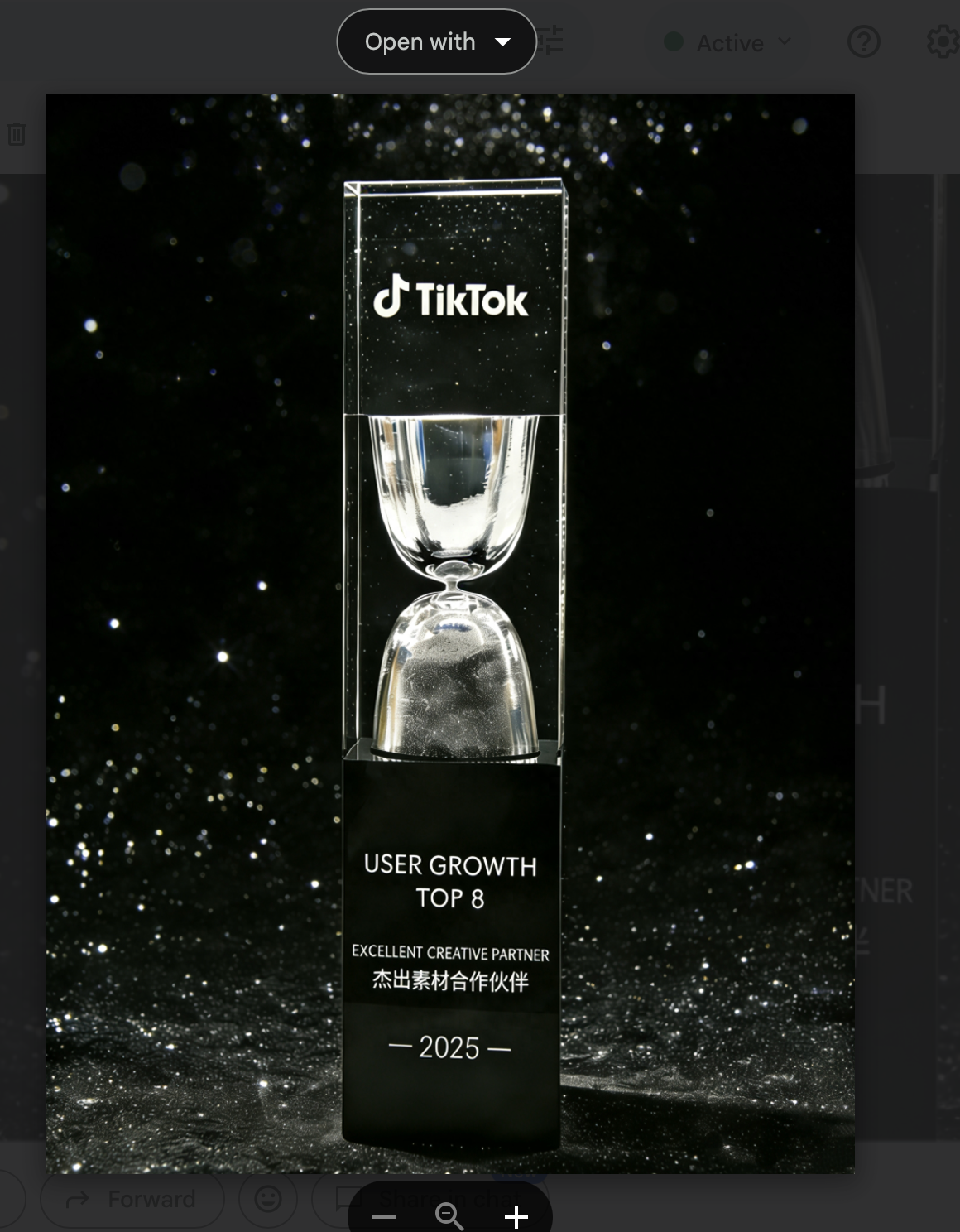 TikTok-UG 致 Renoir 获奖通知中的 2025 User Growth TOP 8 Excellent Creative Partner 奖杯图片